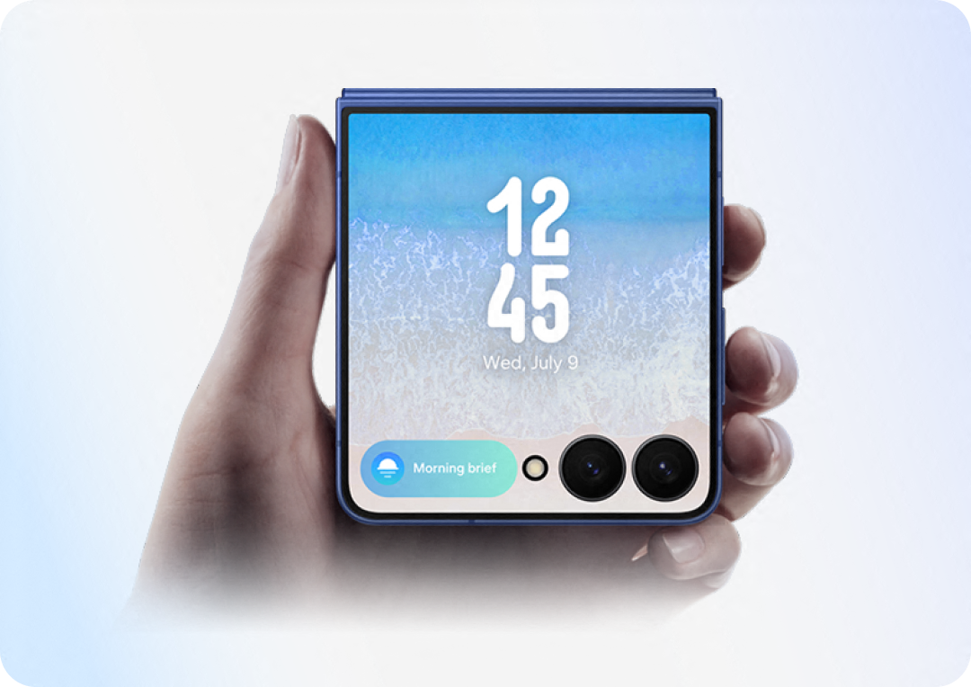A hand holding the Z flip7 showing the bigger 6.5 inch cover screen