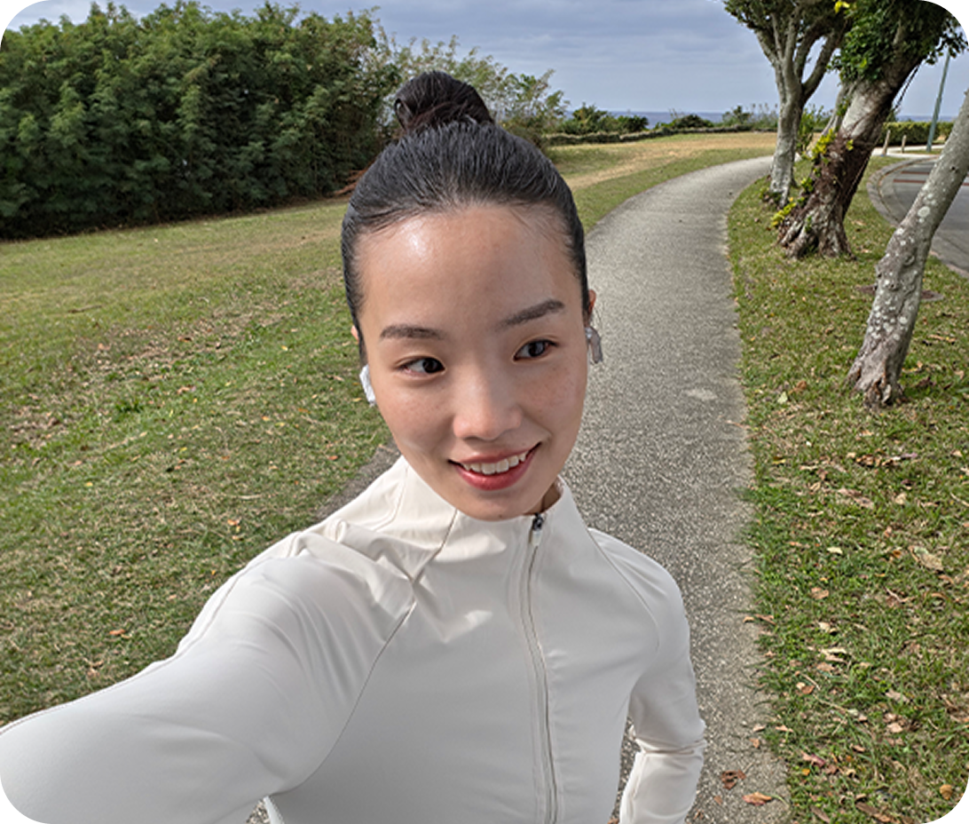 A view of the Galaxy Watch Ultra face with health feature highlights around it.
